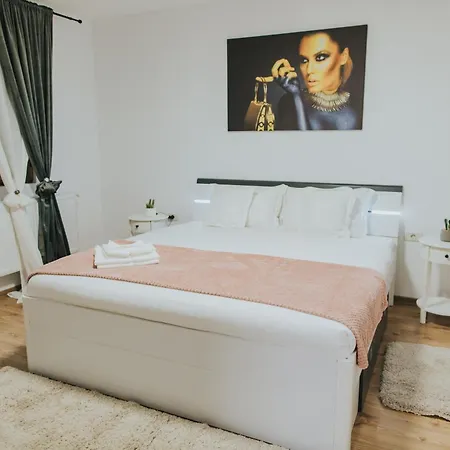 Alessandra-Aparthotel Piatra Neamt Exterior photo